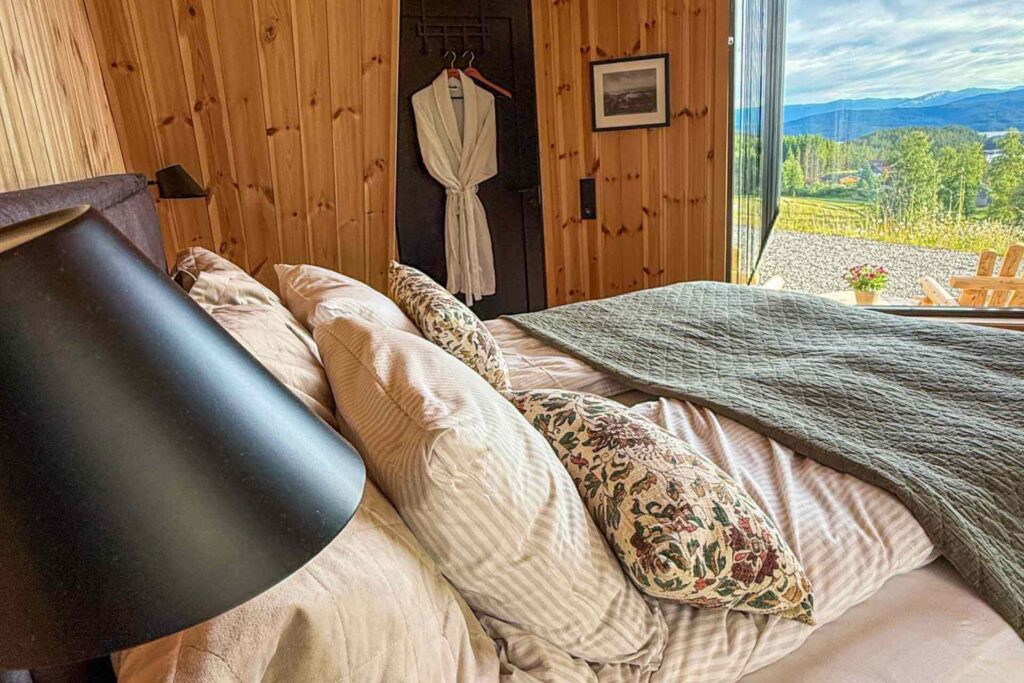 Moderne soverom med utsikt på over fjell, vann og natur i Telemark.