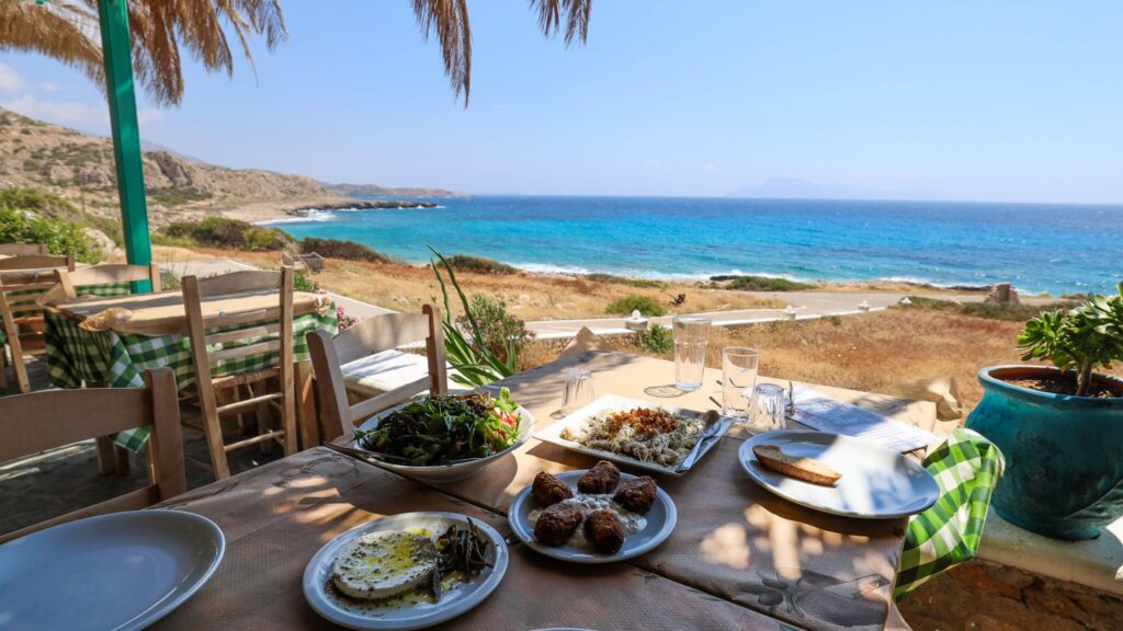 Tradisjonell tavena med havutsikt på Karpathos.