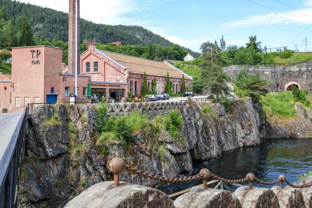Tinfos og Telemark Kunstmuseum på Notodden, en del av UNESCOs verdensarv, vakkert beliggende ved fossen og Tinnelva i Telemark.