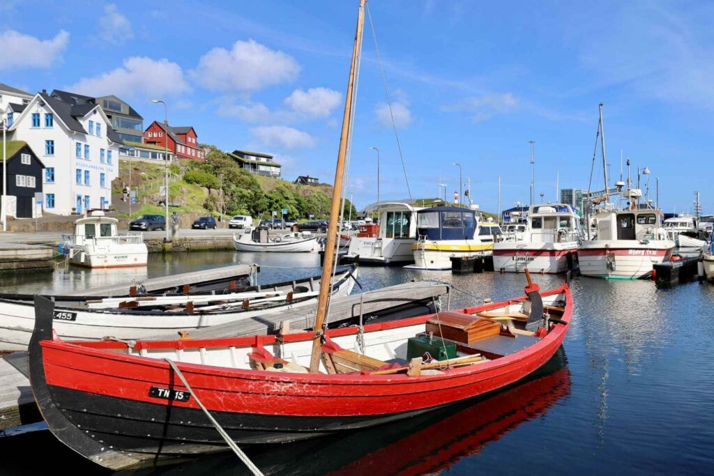 radisjonell færøysk båt i småbåthavnen i Tórshavn.