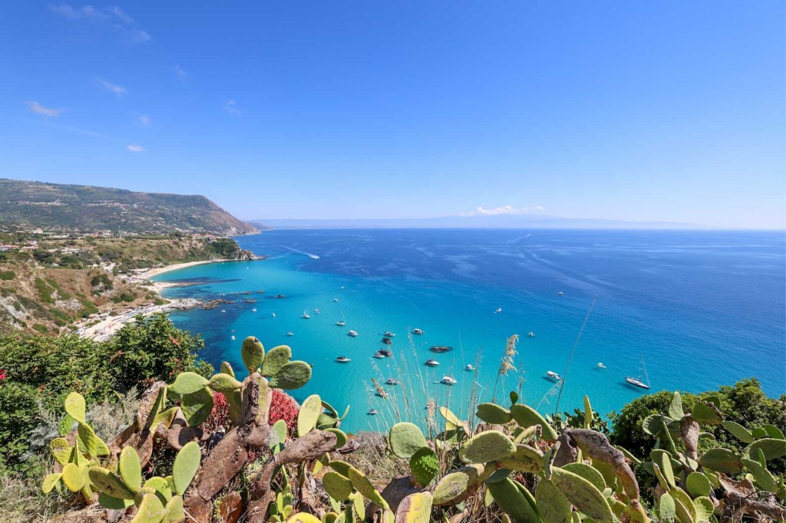 Turkist hav og steile klipper ved Capo Vaticano i Calabria