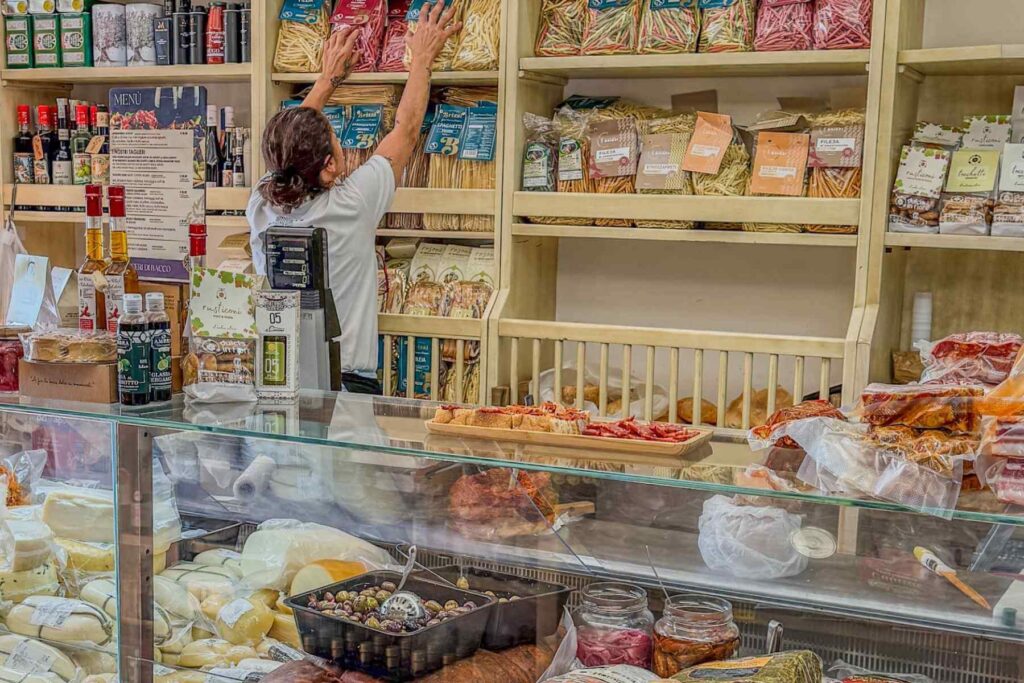 Lokal matbutikk med håndlaget pasta og delikatesser i Calabria
