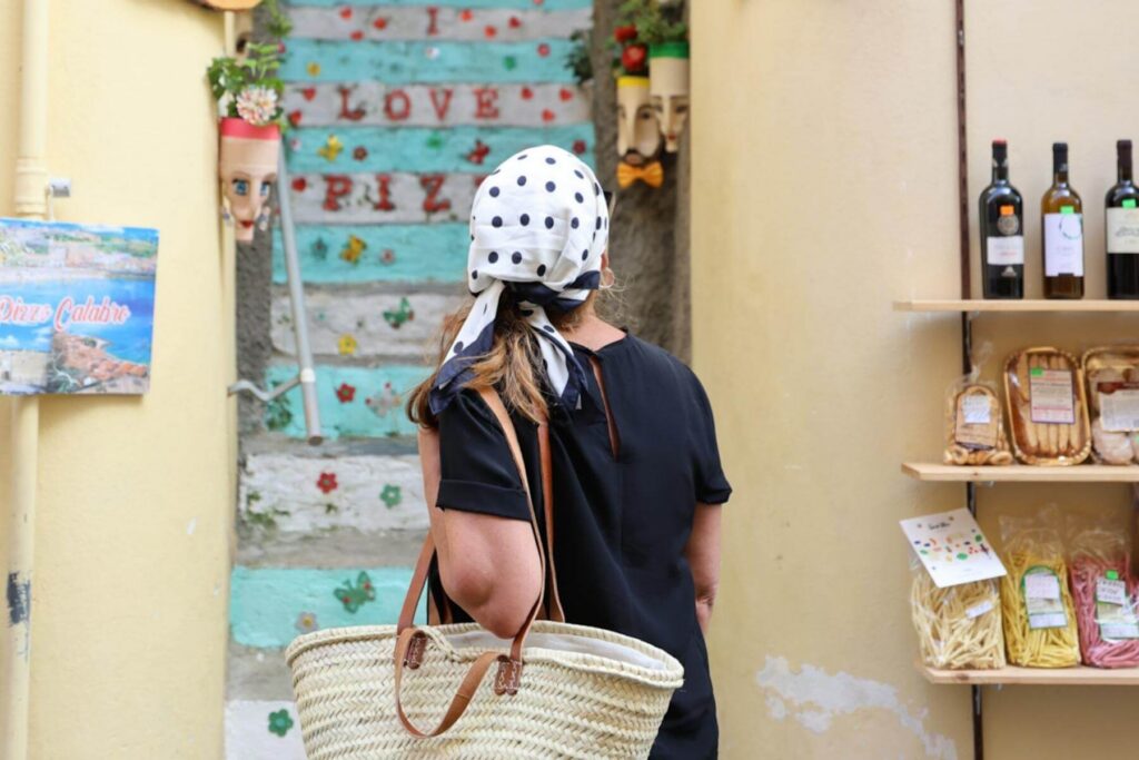 Kvinne med handlekurv i de smale gatene i Pizzo, Calabria
