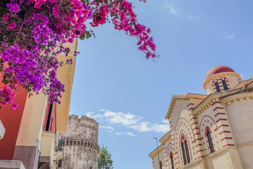 Kirketårn og bougainvillea i Reggio