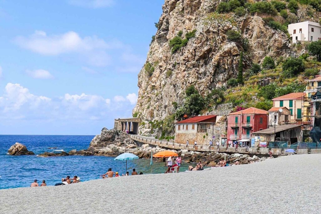 Den fargerike klippebyen Scilla i Calabria sett fra stranden