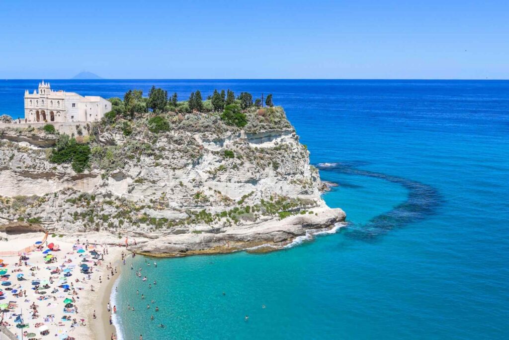 Santa Maria dell'Isola på klippen over stranden i Tropea
