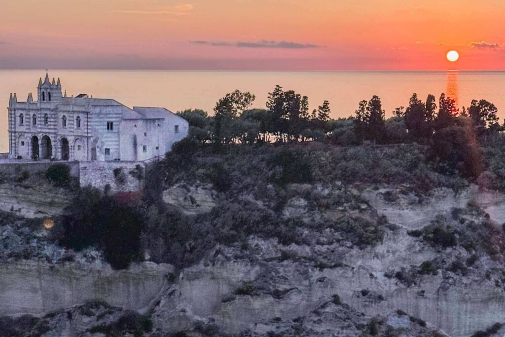 Solnedgang bak Santa Maria dell'Isola i Tropea