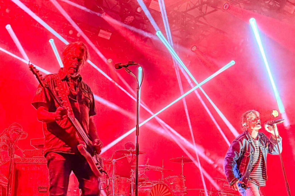 Vokalist og bassist i DumDum Boys p&aring; scenen