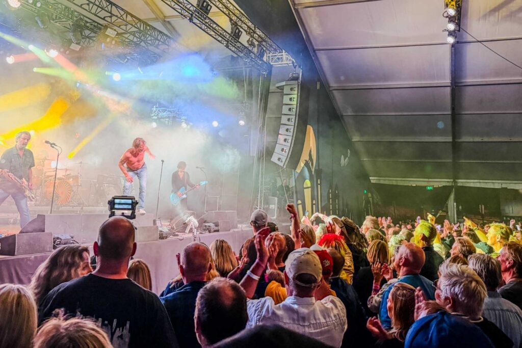 Notodden Bluesfestival med fullsatt Hovigs Hangar under DumDum Boys konsert