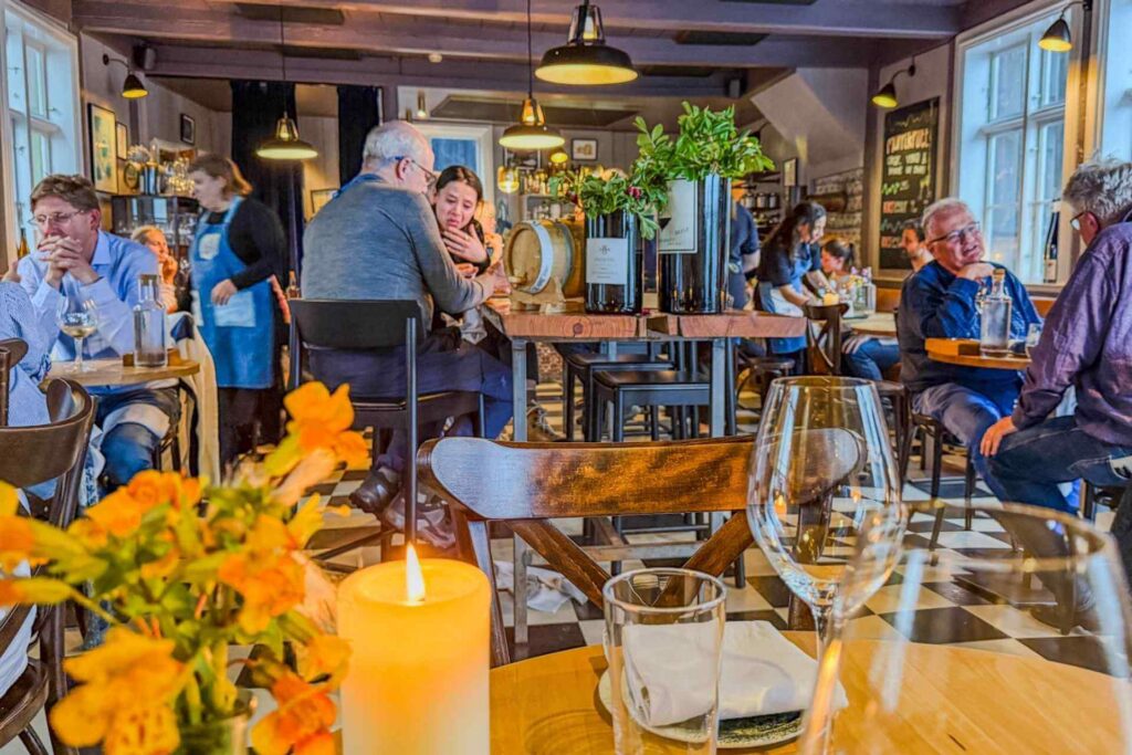 Interiøret på Restaurant ROKS i Tórshavn på Færøyene med gjester som nyter smaksmenyen.