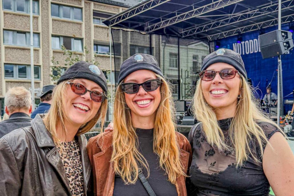 Tre blide damer p&aring; festival 