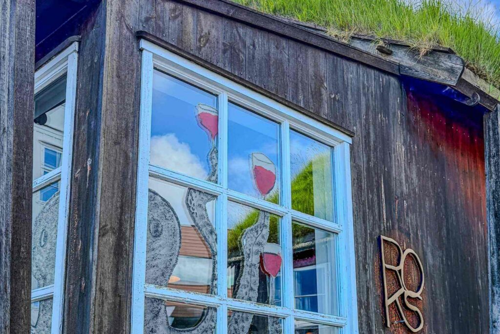 Fasaden til Restaurant ROKS i Tórshavn med tradisjonelt torvtak.