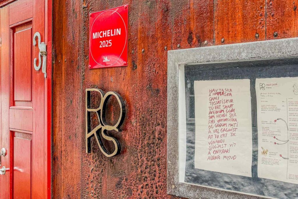 Inngangen til Restaurant ROKS i Tórshavn med Michelin-utmerkelse.