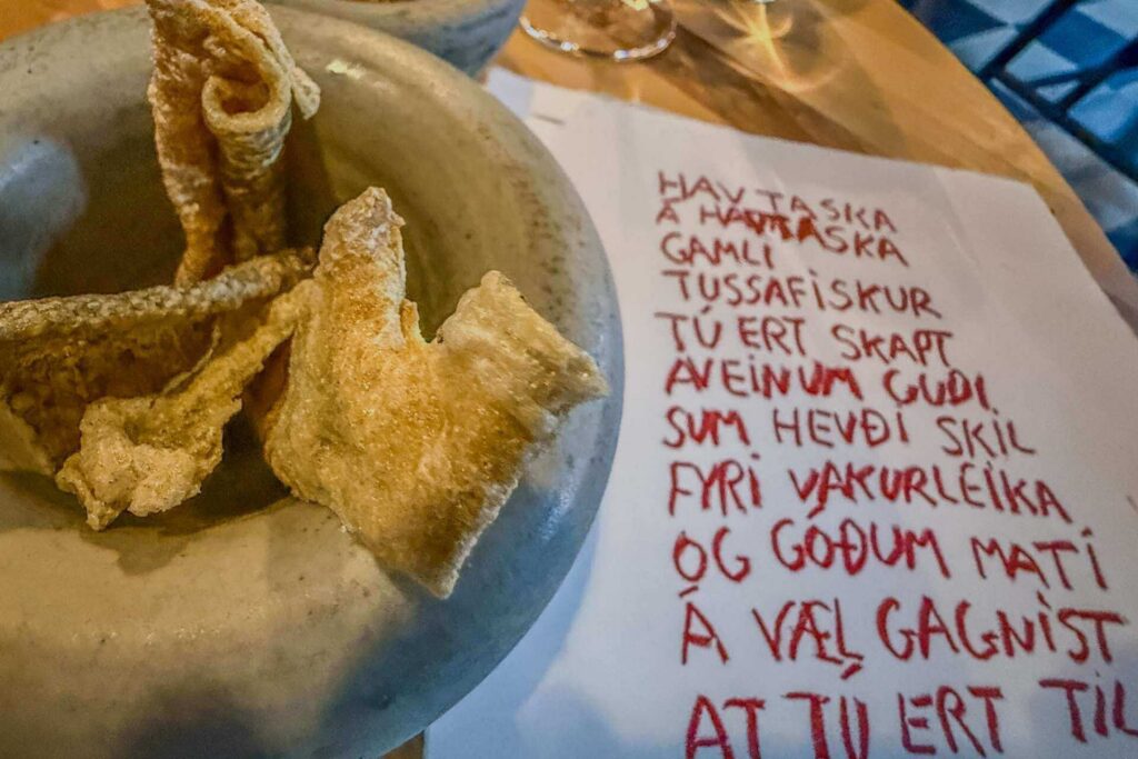 Sprøtt torskeskinn servert som snack på smaksmenyen hos Restaurant ROKS i Tórshavn på Færøyene.