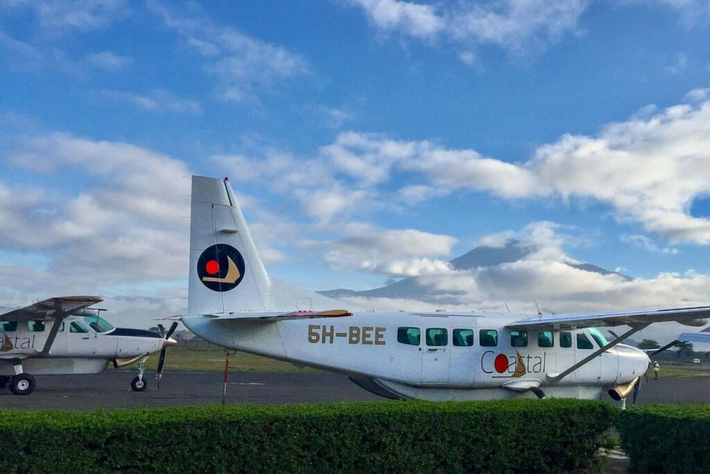 Arusha flyplass, sm&aring; propellfly og Mount Meru i bakgrunnen