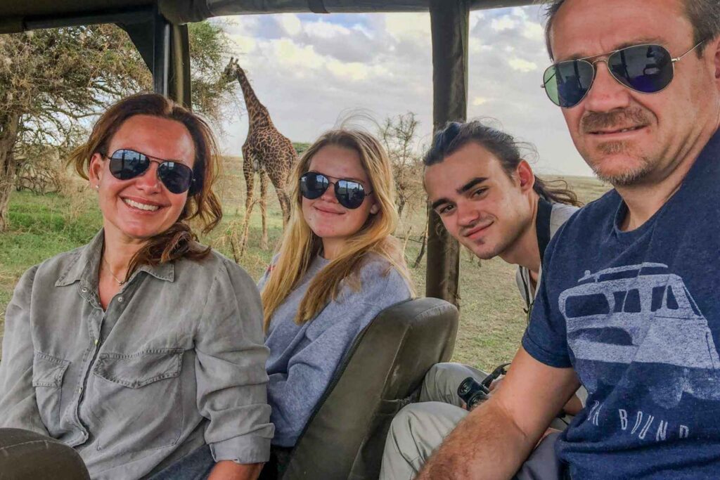 Familie p&aring; safari tar selfi