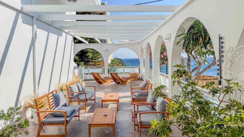 Felles terrasse på leilighetshotellet i Pigadia på Karpathos. Herfra er det utsikt over stranden og havet.