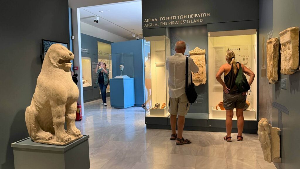 Utstilling med antikke skulpturer og arkeologiske gjenstander p&aring; det arkeologiske museet p&aring; Kythira.