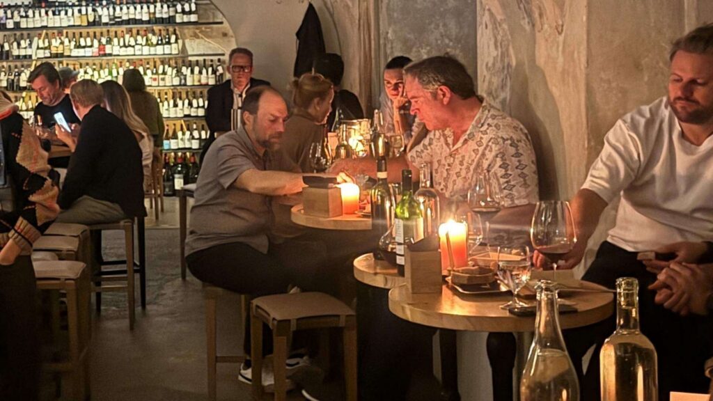 Bokovka vinbar ii Praha med gjester og vin