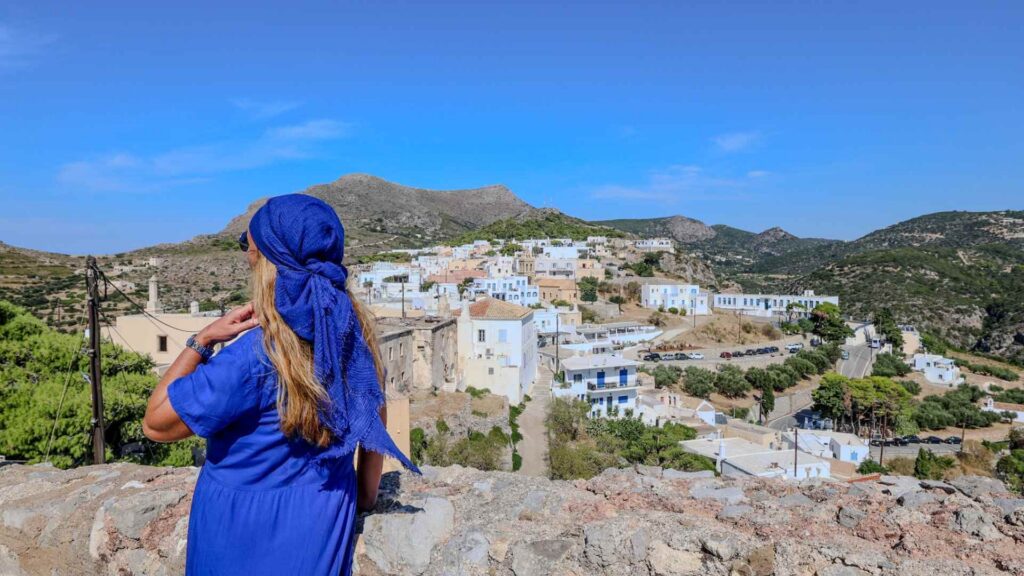 Reiseblogger i bl&aring; kjole med utsikt over Chora, hovedstaden p&aring; den greske &oslash;ya Kythira.
