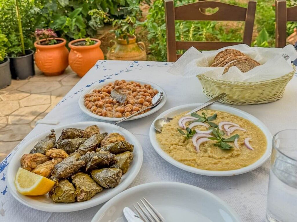 Tradisjonell gresk meze p&aring; med fava, fylte vinblader, kikerter og br&oslash;d.