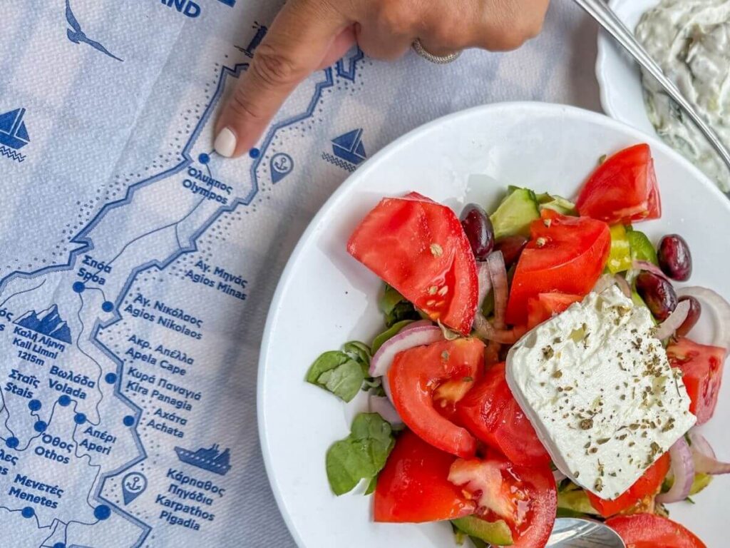 Gresk salat med tomater, fetaost, oliven, agurk og r&oslash;dl&oslash;k servert p&aring; Karpathos.