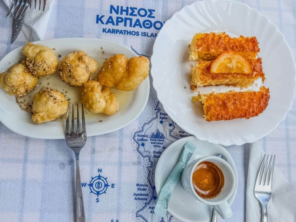 Tradisjonelle greske s&oslash;tsaker med honning og sesam, kake med appelsin og en kopp espresso p&aring; Karpathos.