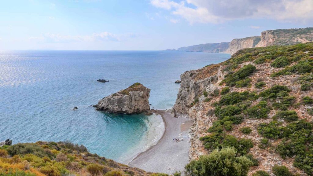Kaladi Beach p&aring; Kythira i Hellas med turkist hav, hvit rullesteinstrand og dramatiske klipper.