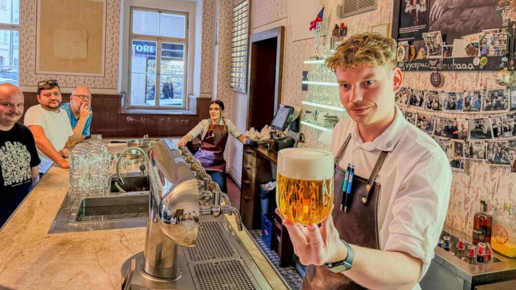 Ølservering på Lokál i Praha med tradisjonelt tsjekkisk skum