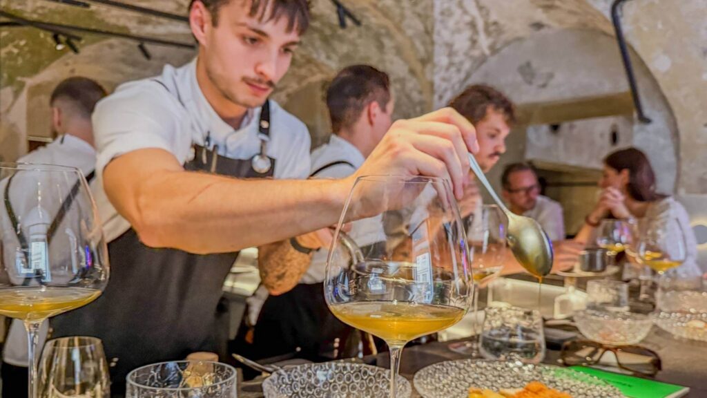Servering ved kjøkkenbaren på restaurant Marie B i Praha