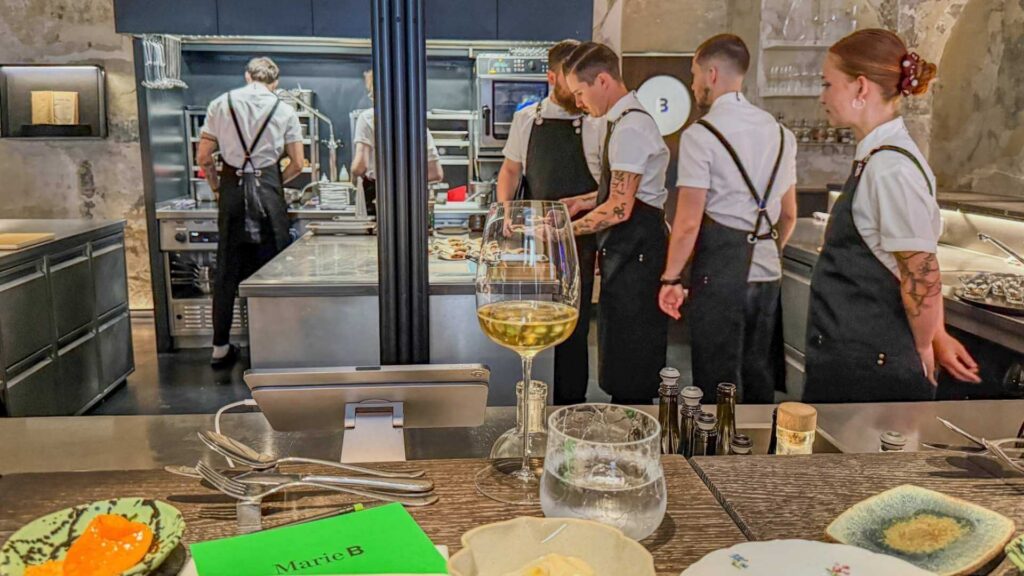 Åpent kjøkken og servering på restaurant Marie B i Praha