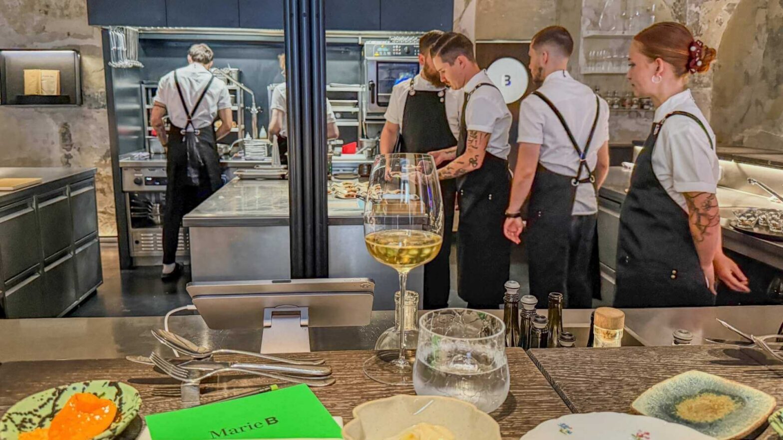 Åpent kjøkken og servering på restaurant Marie B i Praha