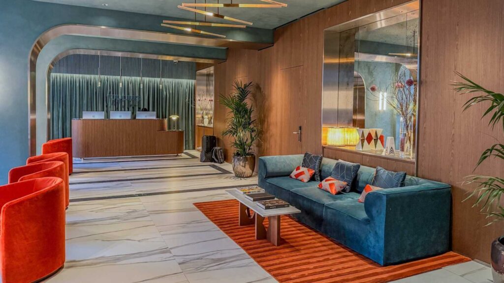 Lobby på The Julius Hotel i Praha. Tre, marmor og velourmøbler i varme farger