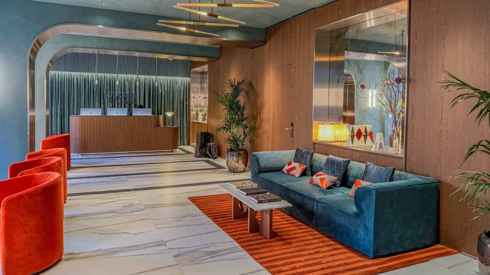 Lobby på The Julius Hotel i Praha. Tre, marmor og velourmøbler i varme farger