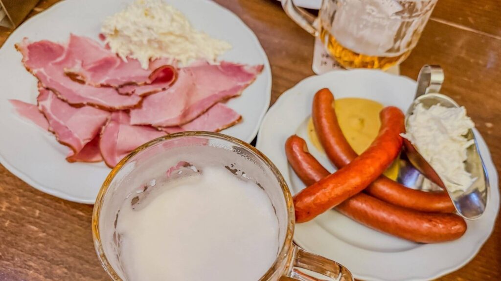 Tsjekkiske pølser, øl, skinke og pepperrot på Lokál